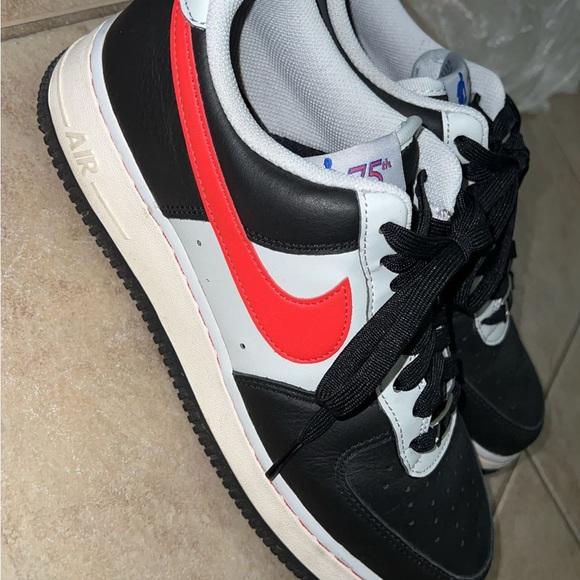 Men Nike shoes Black with Red and Grey size 9 - Picture 3 of 5